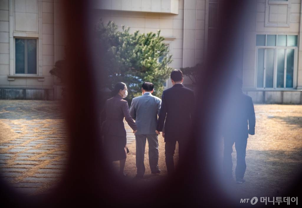 행방이 묘연했던 이만희 신천지예수교 증거장막성전(신천지) 총회장이 2일 오후 경기도 가평군에 위치한 연수원 평화의 궁전에서 기자회견을 열고 공식입장을 발표했다.이만희 총회장은 이날 기자회견에서 코로나19 확산 사태에 대해 두 차례 무릎을 꿇고 큰절을 하며 사과했다.회견을 마친 뒤 이어진 질의응답에서 '영생불사한다고 생각하느냐'는 질문을 받았으나 답변하지 않았고, 총 3개의 질문만 받고 퇴장해 취재진의 원성을 샀다.한편, 이만희 총회장의 손목에 박근혜 전 대통령 청와대 시절에 제작된 시계가 포착돼 화제가 됐다. / 사진=김휘선 기자 hwijpg@