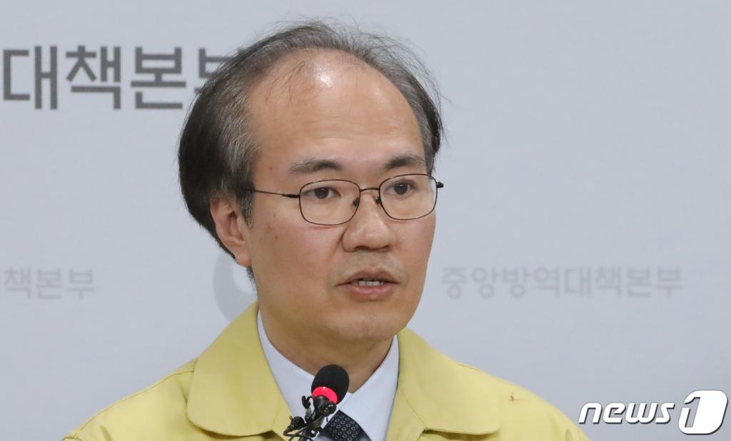 (청주=뉴스1) 장수영 기자 = 권준욱 중앙방역대책본부 부본부장이 28일 충북 청주시 오송읍 질병관리본부 브리핑실에서 신종 코로나바이러스 감염증(코로나19) 중앙재난안전대책본부 정례브리핑을 하고 있다. 방역당국은 이날 오전 9시 기준 전일 09시 대비 확진환자는 427명이 늘어 총 확진환자는 2022명이라고 밝혔다. 새롭게 확진된 256명 중 182명은 대구, 49명은 경북에서 발생했다. 대구지역의 총 확진자는 1314명, 경북지역의 총 확진자는 394명으로 늘었다. 2020.2.28/뉴스1 <저작권자 © 뉴스1코리아, 무단전재 및 재배포 금지>