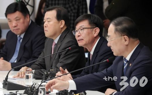  김상조 청와대 정책실장(오른쪽 2번째)이 7일 오전 중구 대한상공회의소에서 열린 '신종 코로나바이러스 대응 관련 기업인 간담회'에서 모두발언을 하고 있다.