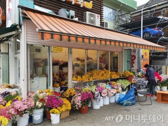 연세 꽃 가게의 좁은 내부도 판매되지 않은 재고로 가득차 있다./사진=장시복 기자