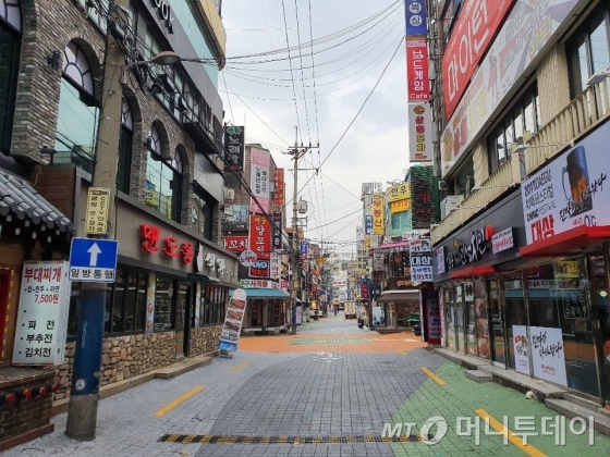 3일 신촌 대학가 풍경. 거리에 사람 한명 다니지 않는다. 방학 시즌인 점을 감안하더라도 유동 인구가 급격히 줄었다. /사진=장시복