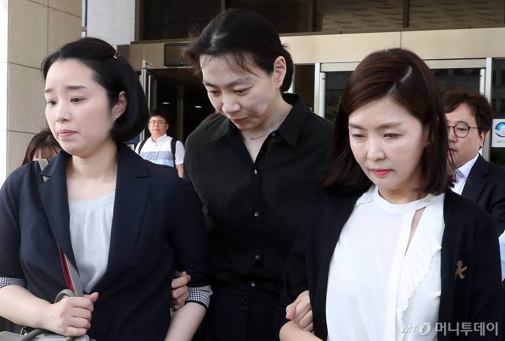 [인천=뉴스핌] 정일구 기자 = 대한항공 여객기를 이용해 해외에서 구입한 명품백 등 개인물품을 밀수한 혐의를 받는 조현아 전 대한항공 부사장이 인천시 인천지방법원에서 열린 공판준비기일을 마치고 법정을 나서고 있다. 2019.05.16 mironj19@newspim.com / 사진=김창현 기자 chmt@