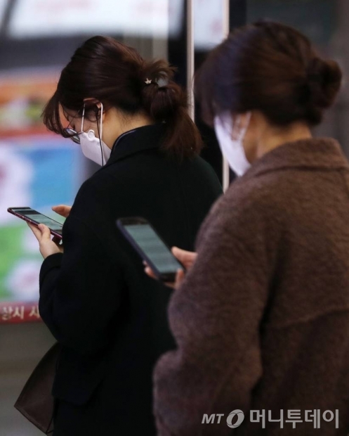 지난달 21일 오전 대구 중구 반월당역에서 시민들이 마스크를 쓰고 출근하고 있다./사진=김휘선 기자