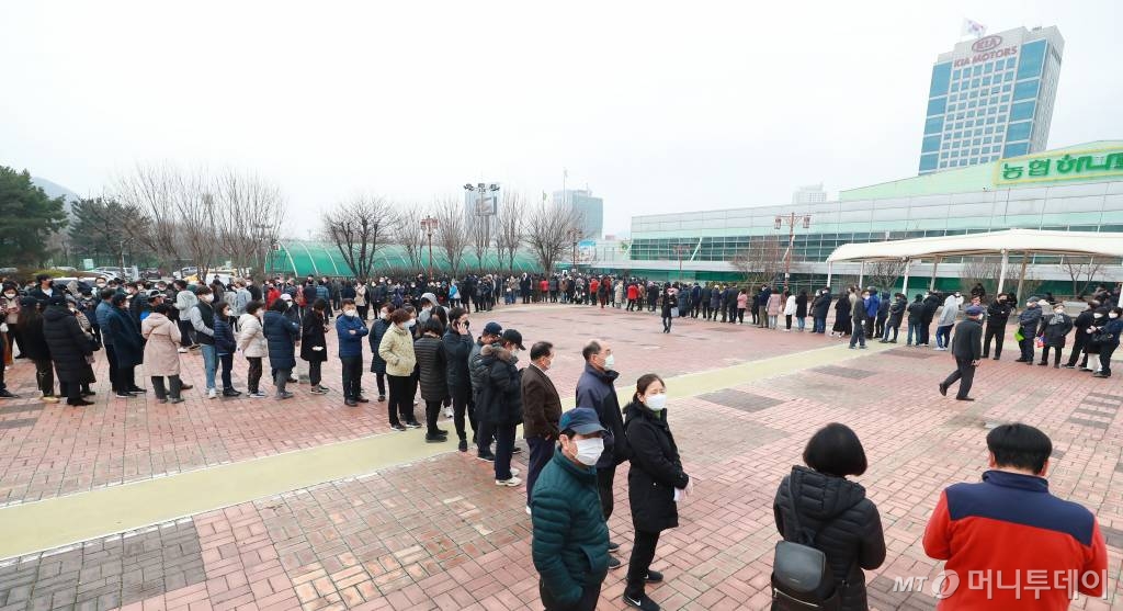 서울·경기지역 농협 하나로마트에서 마스크 판매가 시작된 지난 1일 오후 서울 하나로마트 양재점에 마스크를 구매하러 온 시민들이 줄지어 서 있다. / 사진=이동훈 기자 photoguy@