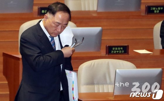 (서울=뉴스1) 김명섭 기자 = 홍남기 경제부총리 겸 기획재정부 장관이 3일 서울 여의도 국회 본회의장에서 열린 제376회 국회(임시회) 제6차 본회의에 출석하고 있다. 이날 여야 의원들은 경제에 관한 대정부 질문을 했다. 2020.3.3/뉴스1