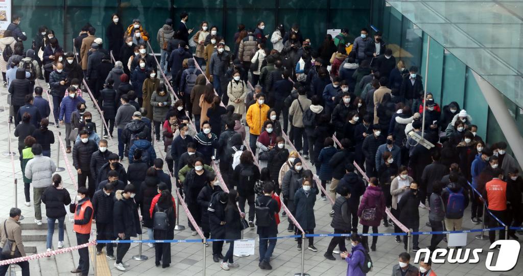 지난 3일 오후 신종 코로나바이러스 감염증(코로나19) 확산 방지를 위해 서울역에 마련된 마스크 공적 판매처에서 시민들이 마스크를 구매하기 위해 길게 줄지어 서 있다. /사진= 뉴스1