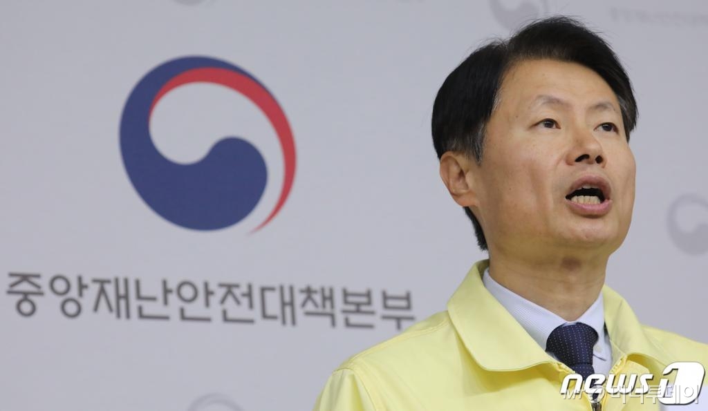 김강립 중앙재난안전대책본부 1총괄조정관이 3일 정부세종청사 보건복지부 브리핑실에서 신종 코로나바이러스 감염증(코로나19) 중앙재난안전대책본부 정례브리핑을 하고 있다.   방역당국은 이날 오전 0시 기준으로 확진자는 600명이 추가돼 총 확진자수는 4812명이라고 밝혔다. /사진=뉴스1