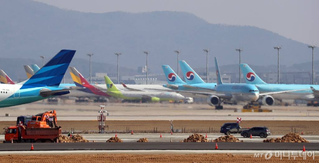 코로나19의 영향으로 한국인의 입국 제한 등 금지하는 나라가 늘어가고 있는 가운데 2일 인천국제공항 주기장에 멈춰 선 항공기들이 주기돼 있다. / 사진=인천=이기범 기자 leekb@