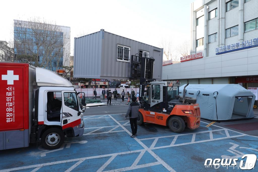 (대구=뉴스1) 공정식 기자 = 신종 코로나바이러스 감염증(코로나19) 확산 사태로 인한 위기경보가 최고 수준인 '심각'으로 격상된 가운데 23일 오후 대구 중구 경북대학교병원 측이 사태의 심각성과 장기화에 대비하기 위해 응급실 앞 주차장 공간에 현장응급진료시설을 보강하고 있다. 2020.2.23/뉴스1 <저작권자 © 뉴스1코리아, 무단전재 및 재배포 금지>