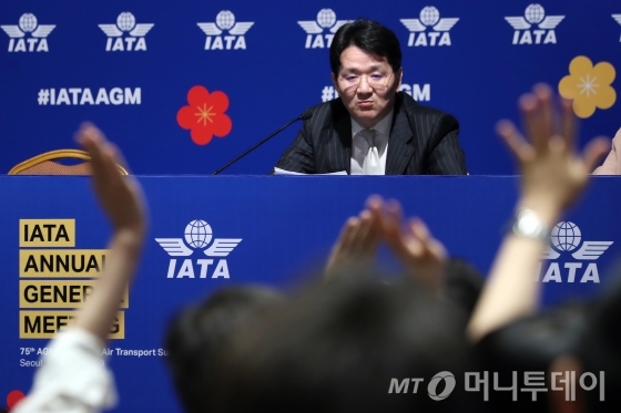  조원태 한진그룹 회장이 3일 오후 서울 강남구 코엑스에서 열린 '국제항공운송협회(IATA)' 대한항공 기자간담회에서 취재진의 질문을 받고 있다. / 사진=이기범 기자 leekb@