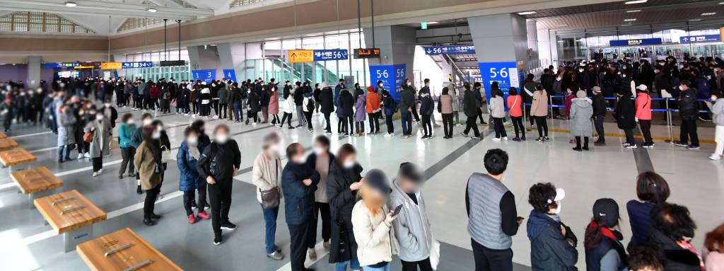 신종 코로나바이러스 감염증(코로나19)이 확산 여파로 전국적으로 마스크 대란이 일어난 3일 오후 부산 동구 부산역 2층 맞이방 정책매장에서 판매하는 공적판매 마스크를 구입하려는 시민들이 대기 줄을 선 채 차례를 기다리고 있다. 2020.03.03. 뉴시스