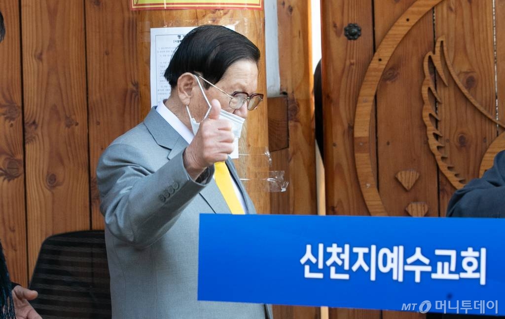 행방이 묘연했던 이만희 신천지예수교 증거장막성전(신천지) 총회장이 2일 오후 경기도 가평군에 위치한 연수원 평화의 궁전에서 기자회견을 열고 공식입장을 발표했다.이만희 총회장은 이날 기자회견에서 코로나19 확산 사태에 대해 두 차례 무릎을 꿇고 큰절을 하며 사과했다.회견을 마친 뒤 이어진 질의응답에서 영생불사한다고 생각하느냐는 질문을 받았으나 답변하지 않았고, 총 3개의 질문만 받고 퇴장해 취재진의 원성을 샀다.한편, 이만희 총회장의 손목에 박근혜 전 대통령 청와대 시절에 제작된 시계가 포착돼 화제가 됐다. / 사진=김휘선 기자 hwijpg@