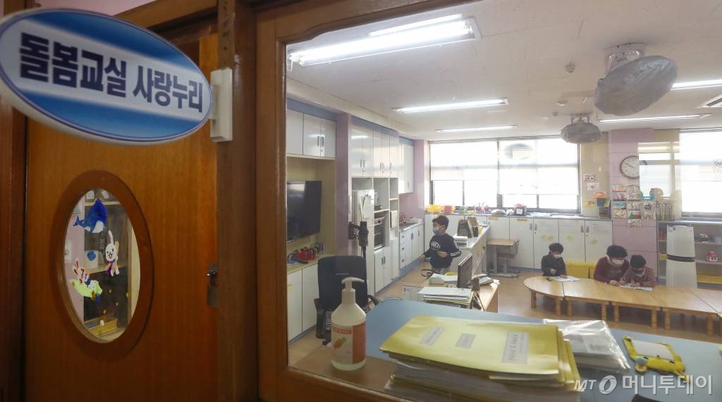 코로나 확산으로 개학이 미뤄지며 긴급 돌봄교실 운영이 시작된 2일 경기 고양시의 한 초등학교에서 아이들이 독서를 하고 있다. / 사진=고양(경기)=김휘선 기자 hwijpg@