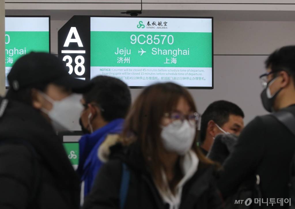 [제주=뉴시스]우장호 기자 = 신종 코로나바이러스 감염증(코로나19)이 확산 중인 3일 제주국제공항 3층 출국장에서 비자기한이 만료된 관광객과 제주 출입국·외국인청에 자진 출국 신청을 한 불법체류자들이 출국을 서두르고 있다. 2020.03.03. woo1223@newsis.com