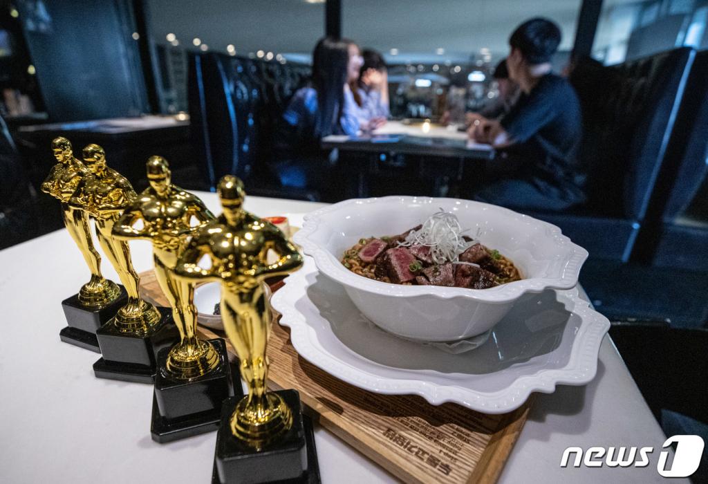 영화 '기생충'이 오스카 4관왕이라는 놀라운 업적을 달성한 가운데, 극 중 등장하는 '짜파구리'(짜파게티+너구리)가 전 세계에서 주목을 받으면서 인기가 계속되고 있다.  사진은 20일 오후 서울 종로구 한우 전문 레스토랑 한육감에서 판매하고 있는 짜파구리의 모습. /사진=뉴스1