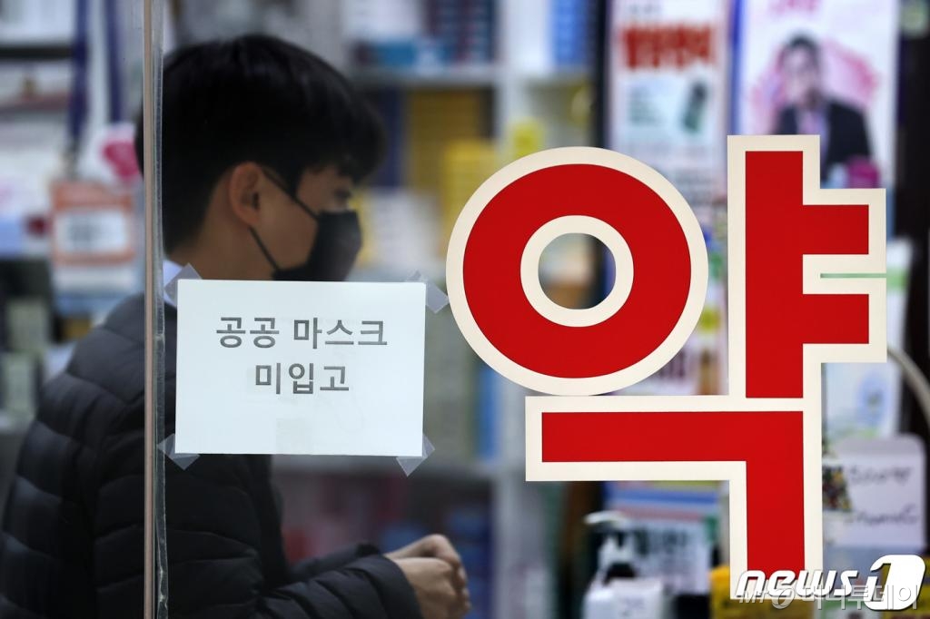 이낙연 코로나19 재난안전대책위원장과 홍남기 경제부총리 겸 기획재정부 장관이 4일 오전 서울 여의도 국회에서 열린 제1차 코로나19 대응 당정청회의에서 의견을 나누고 있다. / 사진=홍봉진 기자 honggga@