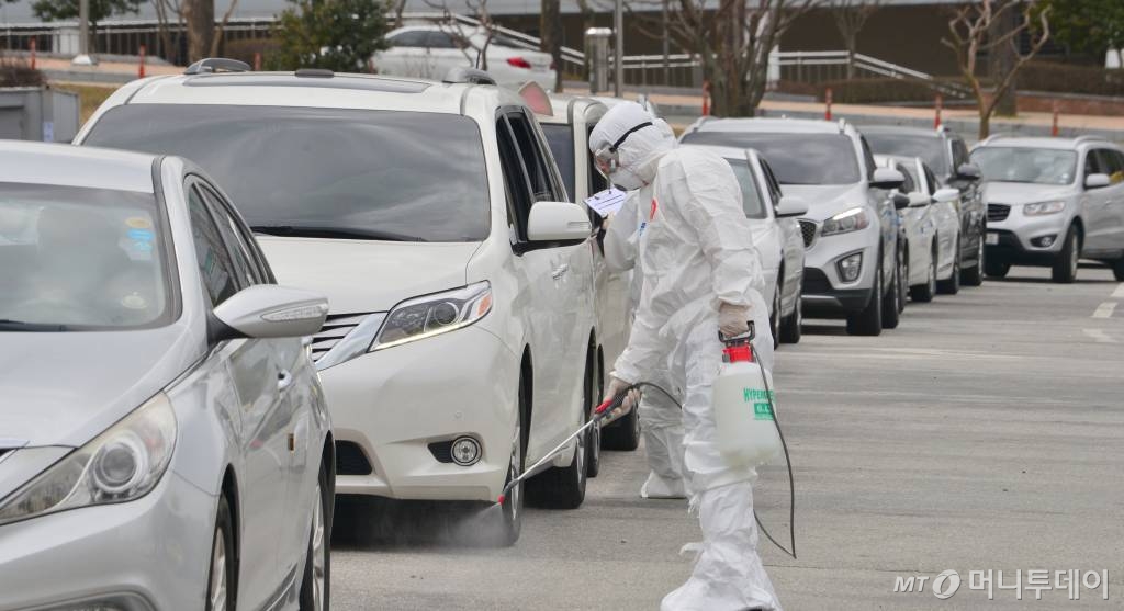 [광주=뉴시스]변재훈 기자 = 신종 코로나 바이러스 감염증(코로나19) 일가족 확진자가 다녀간 광주양림교회의 교인과 그 가족들이 3일 광주 서구 염주체육관 주차장 내 드라이브 스루(drive through) 방식 선별진료소를 찾아 검사를 받고 있다. 2020.03.03.  wisdom21@newsis.com