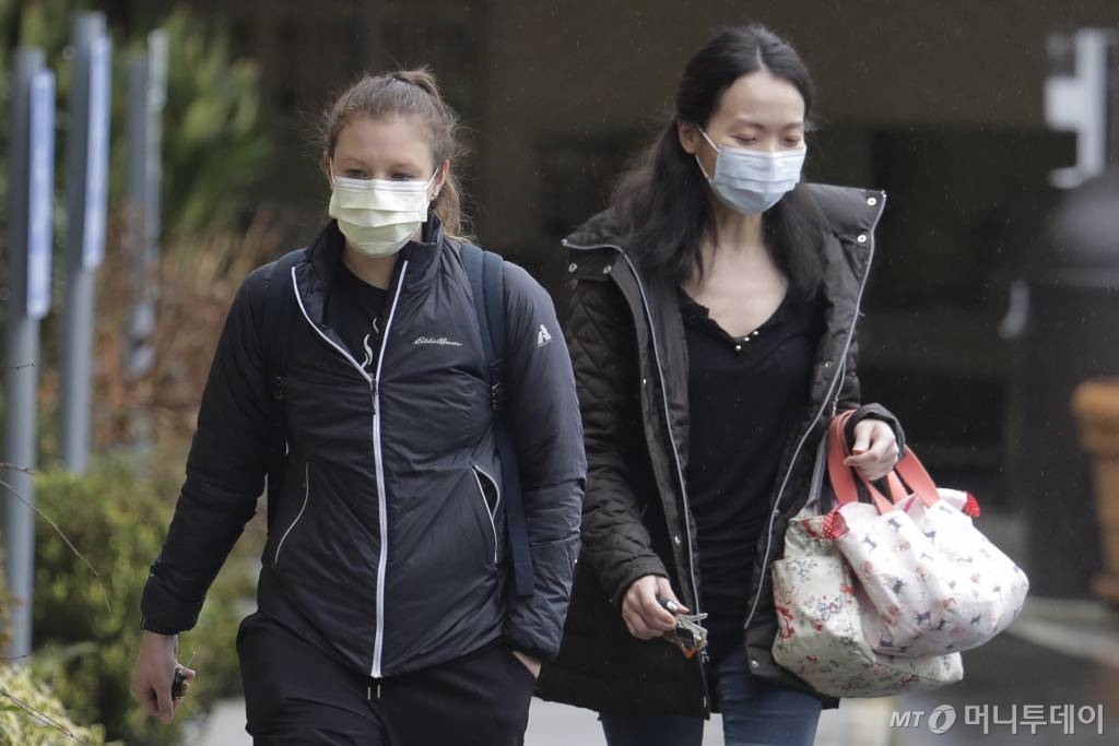 [커클랜드=AP/뉴시스]2일(현지시간) 미 워싱턴주 커클랜드의 양로시설 라이프 케어 센터에서 마스크를 쓴 여성들이 걸어 나오고 있다. 워싱턴주 보건 관계자들은 이곳에서 신종코로나바이러스 감염증(코로나19) 확진자가 사망했다고 밝혔다. 이로써 미국 내 코로나19 사망자는 6명이 됐으며 확진자 수도 총 102명으로 증가하는 등 확산 조짐이 나타나고 있다. 2020.03.03.