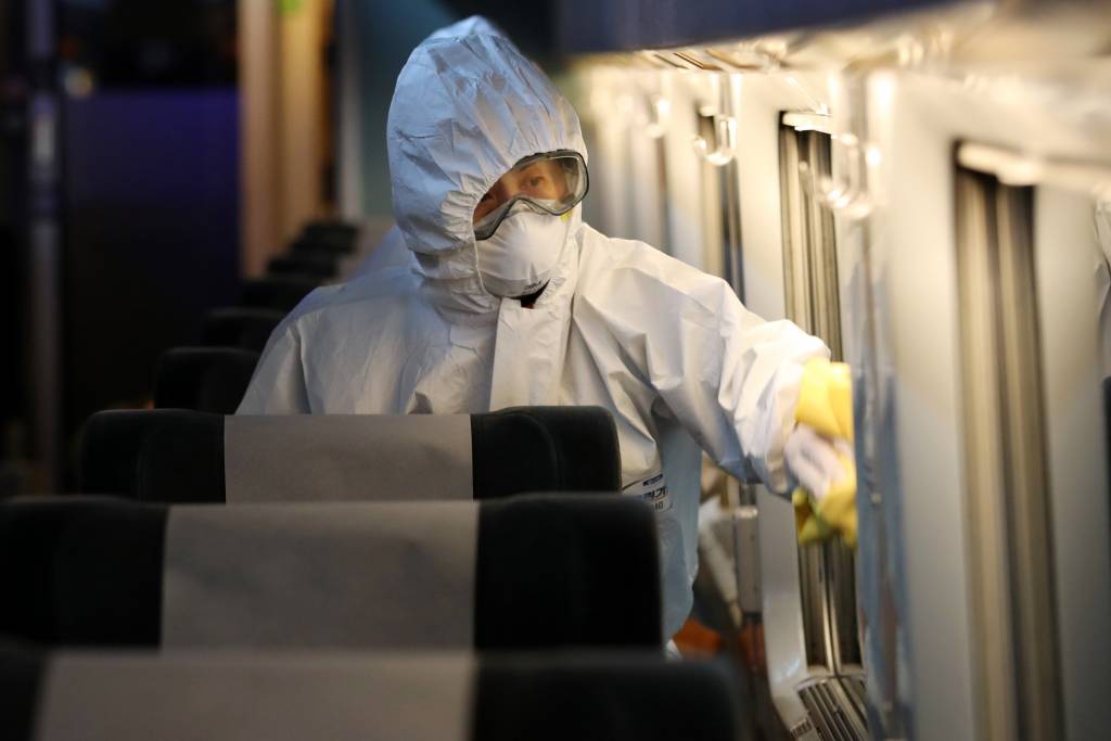 코레일 관계자들이 4일 오전 서울역 승강장에서 코로나19 확산 방지를 위해 KTX 객실 내부 방역 작업을 하고 있다.
 / 사진=김창현 기자 chmt@