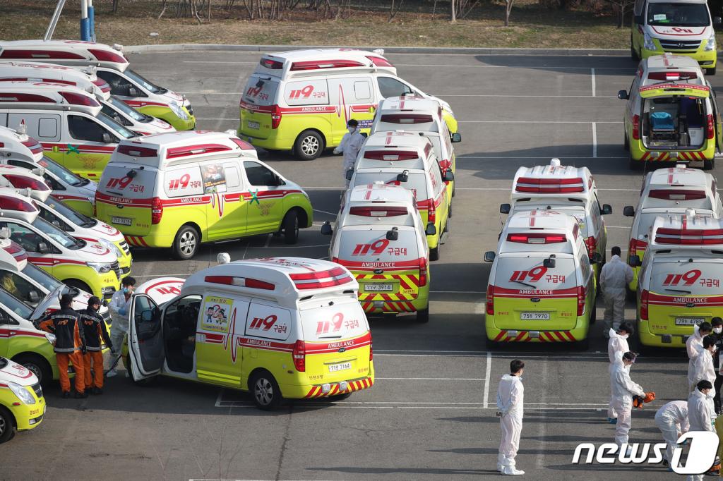 4일 오전 전국에서 모인 119 구급대원과 구급차가 대구 달서구 옛 두류정수장 부지에서 신종 코로나바이러스 감염증(코로나19) 확진자 이송을 위해 임무를 전달받고 있다. /사진=뉴스1