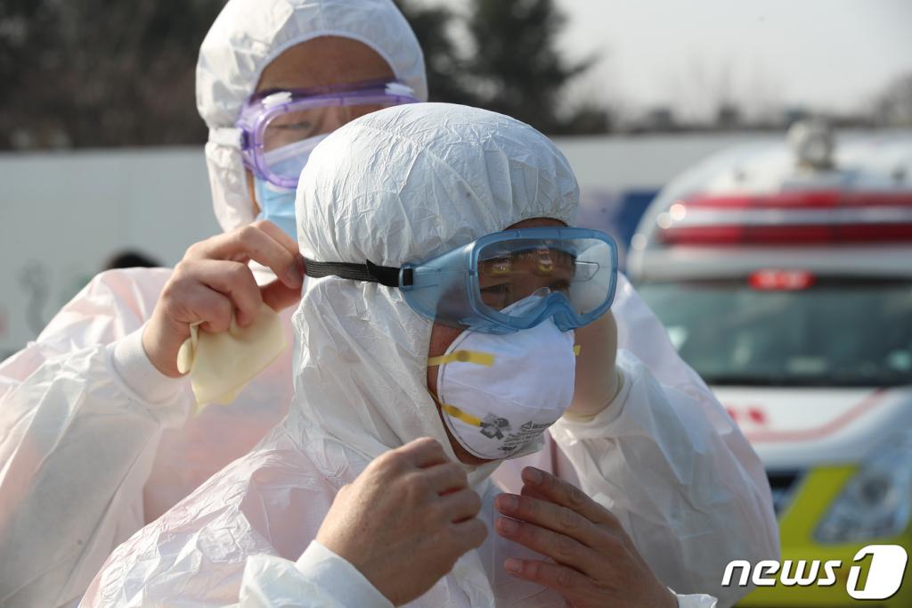 전국에서 모인 119 구급대원들이 4일 오전 대구 달서구 옛 두류정수장 부지에서 신종 코로나바이러스 감염증(코로나19) 확진자 이송을 위해 보호복과 보호장비를 착용하고 있다./사진=뉴스1