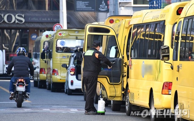 서울 성동구 주상복합단지 서울숲더샵에서 코로나19 연쇄 감염이 꼬리를 물고 있다.  지난 2일 서울시 등에 따르면 건물 입주민 2명에 이어 관리사무소 직원 4명이 추가로 확진을 받았고, 직원들의 가족 4명도 연쇄 감염됐다. 이는 가족 감염을 포함해 관련된 확진자만 12명에 달하는 셈으로 은평성모병원(14명)에 이어 서울에서 두 번째로 많은 집단 발병 사례다.  사진은 4일 성동구 주상복합단지 서울숲더샵 입구에서 마스크 쓴 채 외출하는 시민. /사진=뉴스1