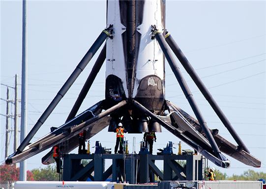 재사용 로켓 팰컨9 회수 후 점검하고 있는 모습/사진=스페이스X