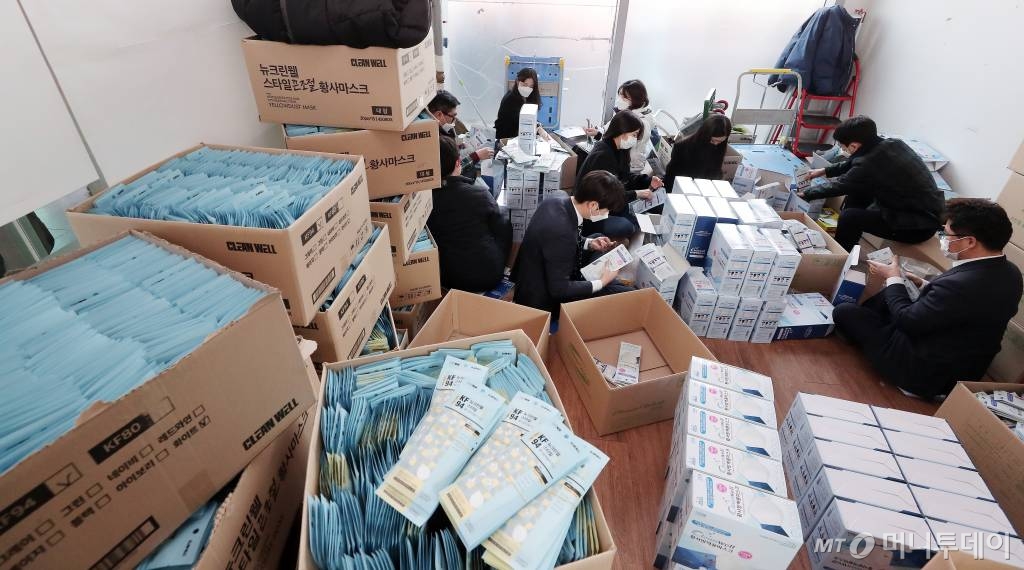  코로나19 확산이 지속되고 있는 2일 오후 서울역 내 중소기업명품마루 브랜드K에서 관계자들이 마스크를 정리하고 있다. / 사진=김창현 기자 chmt@