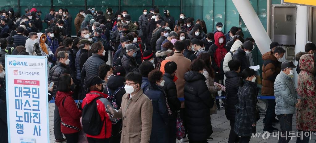  코로나19 확산이 지속되고 있는 2일 오후 서울역 내 중소기업명품마루 브랜드K에서 시민들이 마스크를 구매하기 위해 줄지어 대기하고 있다. / 사진=김창현 기자 chmt@