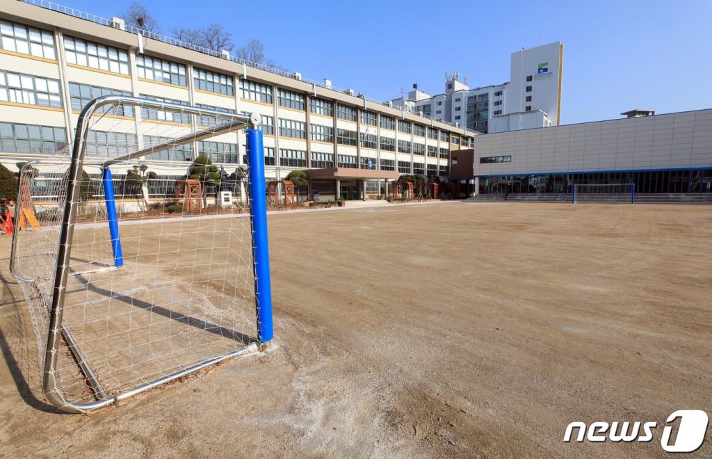 신종 코로나바이러스 감염증(코로나19) 국내 확진자가 4천 명을 넘어선 2일 서울의 한 초등학교 운동장이 텅 비어있다.  교육부는 전국의 유치원과 초중고교의 개학을 3월 2일에서 9일로 1주일 늦춘 데 이어 이날 2주를 더 연기하기로 했다. 따라서 전국 초등학교 개학일은 오는 23일이며, 이후에는 지역별 상황에 맞춰 개학일을 조정한다고 밝혔다. /사진=뉴스1