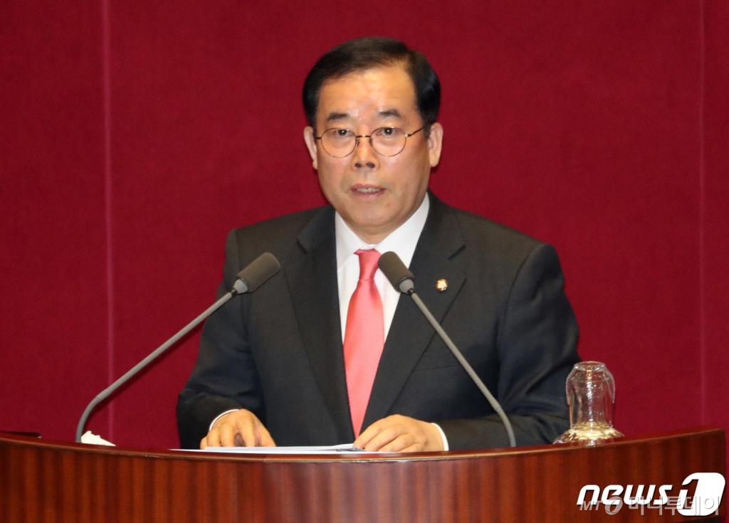 (서울=뉴스1) 박세연 기자 = 박성중 미래통합당 의원이 3일 오후 서울 여의도 국회에서 열린 본회의에서 홍남기 경제부총리 겸 기획재정부 장관에게 경제분야 대정부질문을 하고 있다. 2020.3.3/뉴스1 <저작권자 © 뉴스1코리아, 무단전재 및 재배포 금지>