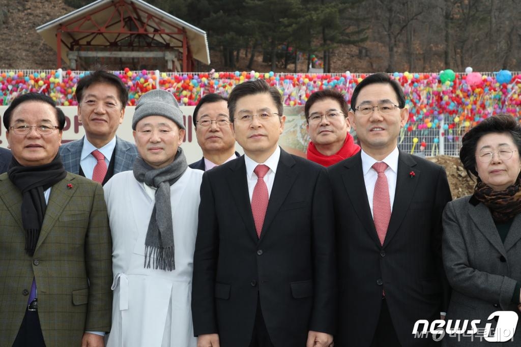 황교안 자유한국당 대표가 31일 자승 스님 등이 동안거 수행 중인 경기도 하남 위례 상월선원을 찾아 법당을 살펴보고 있다.(자유한국당 제공) 2020.1.31/뉴스1