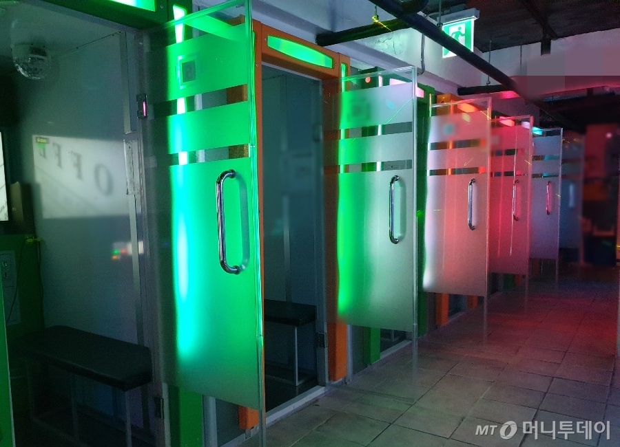 5일 오후 찾은 서울시내 한 코인노래방. 2개 방을 제외하고 대다수 방은 비어있었다. /사진=이재은 기자