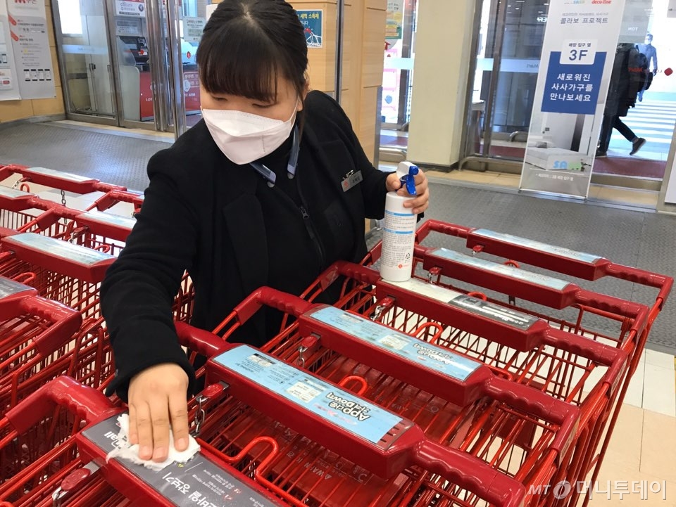 롯데마트 직원이 카트를 소독하고 있다. /사진제공=롯데쇼핑