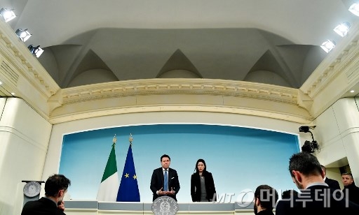 이탈리아의 주세페 콘테 총리(왼쪽), 루시아 아졸리나 교육장관이 4일(현지시간) 로마 치기궁에서 내각회의를 마친 후 기자회견을 열어 전국 학교 휴교령에 대해 발표하고 있다./사진=AFP