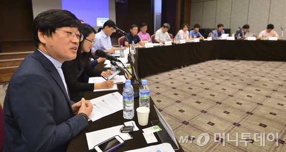 23일 오전 서울 중구 은행회관 국제회의실에서 열린 단통법 해법 찾기 국민참여 토론회에서 이찬진 포티스 대표가 진행을 하고 있다.이번 토론회에서는 소비자 후생과 가계통신비 절감, 정보통신 발전 방안 등이 논의됐다. 2016.8.23/뉴스1 <저작권자 © 뉴스1코리아, 무단전재 및 재배포 금지>