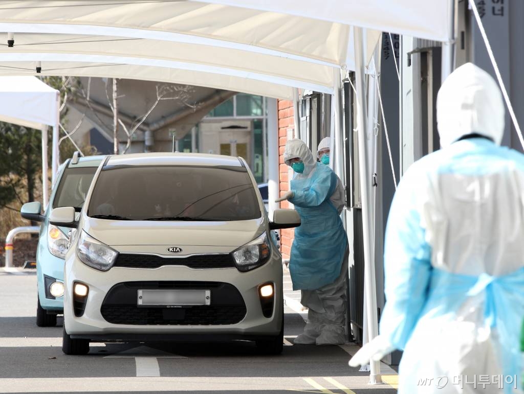 5일 경기 김포시 뉴고려병원에 마련된 드라이브 스루(Drive Thru) 신종 코로나바이러스 감염증(코로나19) 선별진료소에서 한 시민이 검사를 받고 있다. /사진공동취재단 / 사진=사진부 기자 photo@