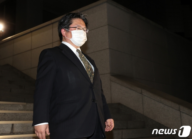 (서울=뉴스1) 황기선 기자 = 소마 히로히사 주한 일본대사관 총괄공사가 5일 오후 서울 종로구 외교부청사를 나서고 있다. 외교부는 이날 일본 정부가 오는 9일부터 한국인 입국 시 2주간 격리조치를 하겠다고 발표한 데 대해 소마 공사를 불러 설명을 요구했다. 2020.3.5/뉴스1