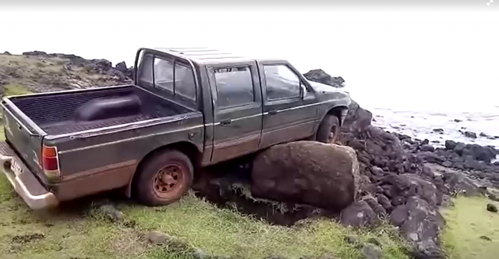 모아이 석상을 들이받은 트럭. /사진=로이터