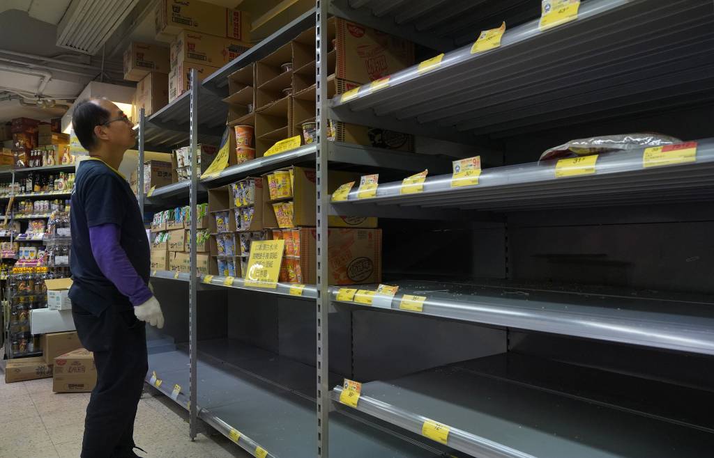 슈퍼마켓에서 6일 직원이 텅빈 선반을 바라보고 있다. 홍콩에서는 신종 코로나 바이러스 감염증 사태로 생필품 품귀현상이 나타나고 있다. 2020.02.07 뉴시스