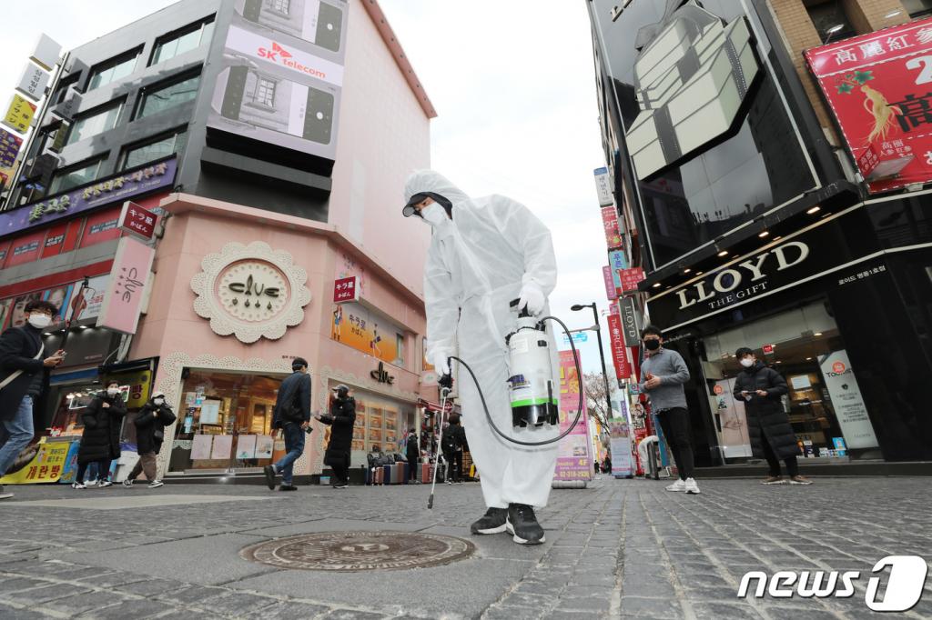 지난달 26일 서울 명동일대에서 중구청 관계자가 코로나19 예방과 확산 방지를 위해 방역작업을 하고 있다. /사진=뉴스1