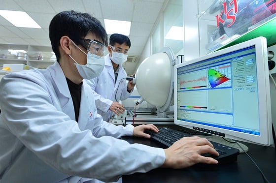 KIST 광전소재연구단 송진동 박사, 장준연 차세대반도체연구소장팀의 연구원들이 새로운 청색광 반도체 기술로 발광 효율을 테스트 하고 있다/사진=KIST