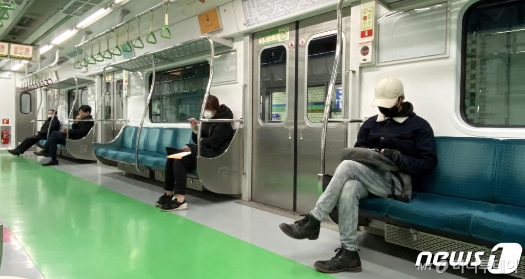 4일 오후 서울지하철 2호선에 탑승한 마스크를 쓴 시민들이 띄엄띄엄 간격을 두고 앉아 있다.정부가 코로나바이러스 감염증(코로나19) 확산 차단에 국민 개개인에게 '1차 방역'에 힘써 달라고 강조한 가운데 작은 것부터 실천하는 '사회적 거리 두기' 운동이 확산하고 있다.정부가 강조한 사회적 거리 두기 2주간의 '잠시 멈춤'에는 외출 자제, 모임 연기 등 타인과 만남 자제와 온라인 소통, 마스크 착용 및 손 씻기 등 개인위생 수칙 준수 등이다. /사진=뉴스1