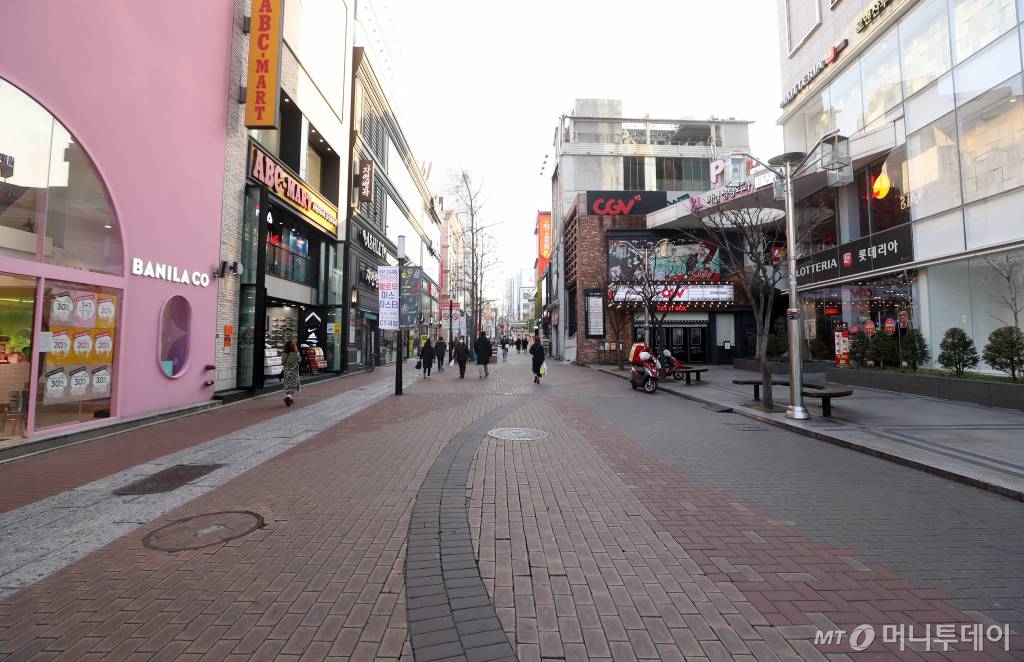 대구·경북 지역의 코로나19 추가 확진자가 급증한 20일 오후 대구 중구 동성로 거리 일대가 한산한 모습을 보이고 있다. / 사진=김휘선 기자 hwijpg@