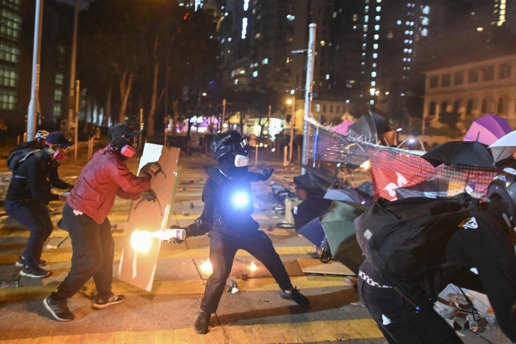 화염병을 던지는 홍콩 시위대. /사진=AFP
