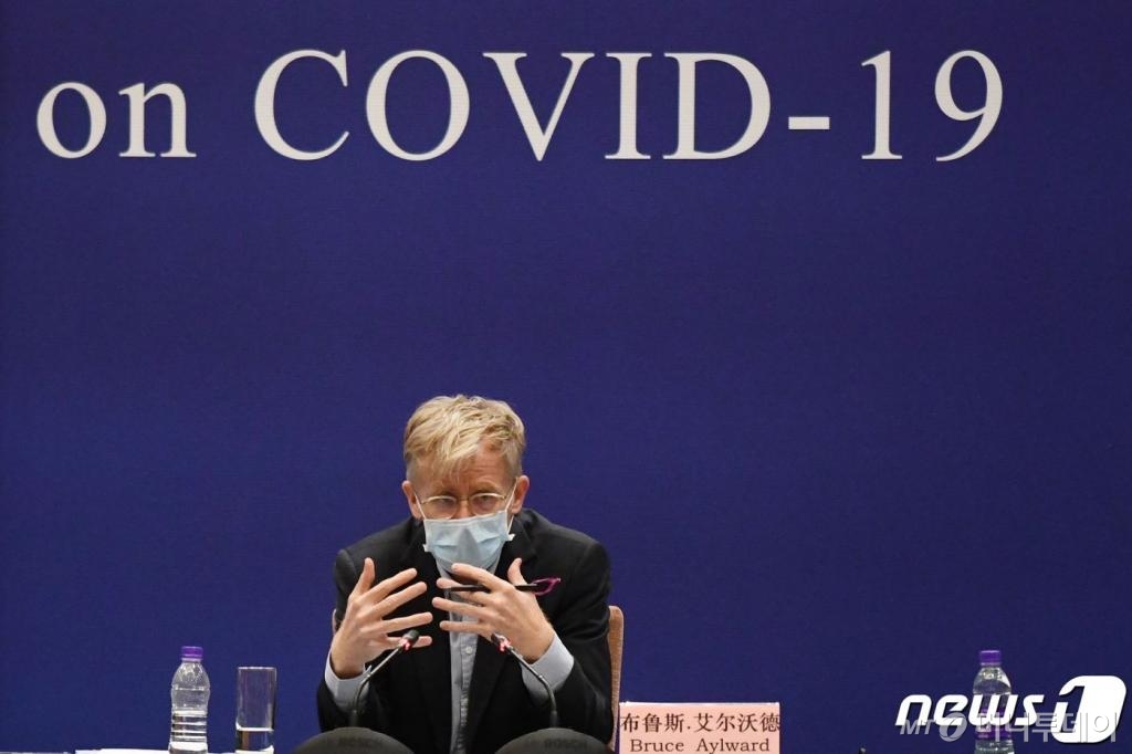(베이징 AFP=뉴스1) 우동명 기자 = 브루스 아일워드 WHO 부총장이 24일 (현지시간) 코로나 19의 감염 확산 속 베이징에서 마스크를 쓰고 기자회견을 하고 있다.   © AFP=뉴스1  <저작권자 © 뉴스1코리아, 무단전재 및 재배포 금지>