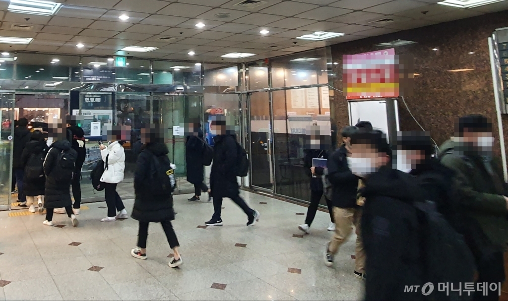 6일 밤 10시 서울 강남구 대치동 인근 유명 입시학원에서 학생들이 수업을 마치고 귀가하고 있다. /사진=최동수 기자