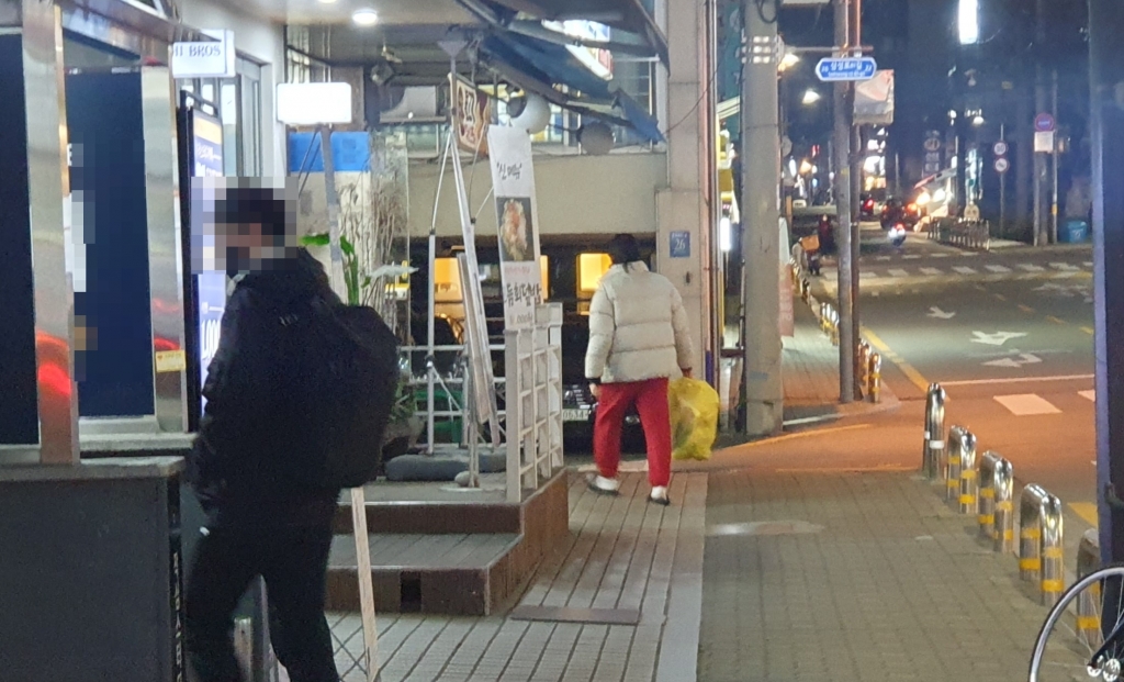 6일 저녁 서울 강남구 대치동 인근 영세소형 학원이 있는 골목길 /사진=최동수 기자