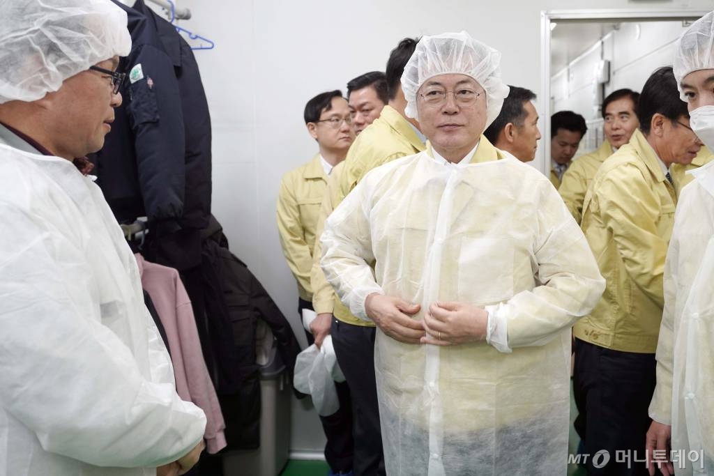 [평택=뉴시스]박영태 기자 = 문재인 대통령이 6일 오후 경기도 평택시 소재의 마스크 생산업체 우일씨앤텍을 방문, 생산 공정을 살펴보기 전 위생복을 착용하고 있다. 2020.03.06.  since1999@newsis.com