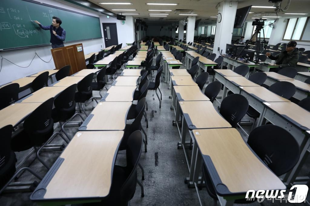 (서울=뉴스1) 민경석 기자 = 코로나19(신종 코로나바이러스 감염) 여파가 노량진 공무원 학원가로 이어지고 있다.   복수의 학원 관계자들에 따르면 노량진 공무원 시험 학원 중 대부분이 지난 2월까지 이어졌던 임시휴강을 3월 첫주까지, 짧게는 3일에서 길게는 5일 연장하는 것으로 알려졌다.   2일 서울 동작구 노량진 윌비스 신광은 경찰학원에서 현장 강의를 대체할 동영상 강의 녹화가 이뤄지고 있다. 2020.3.2/뉴스1